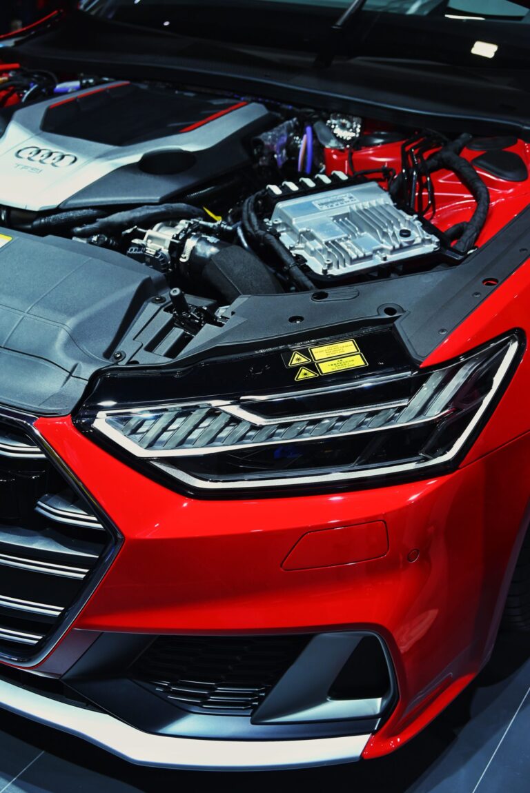 AudiのエンジンルームとLEDヘッドライト（赤い車）