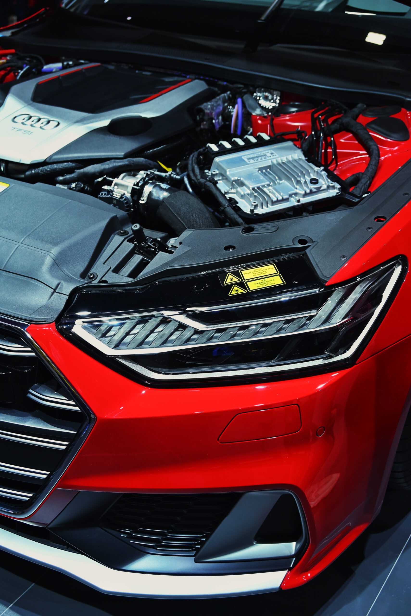 AudiのエンジンルームとLEDヘッドライト（赤い車）